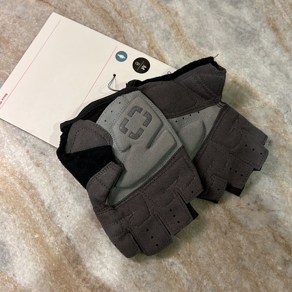 Women’s size medium Bontrager biking glove - Picture 2 of 4